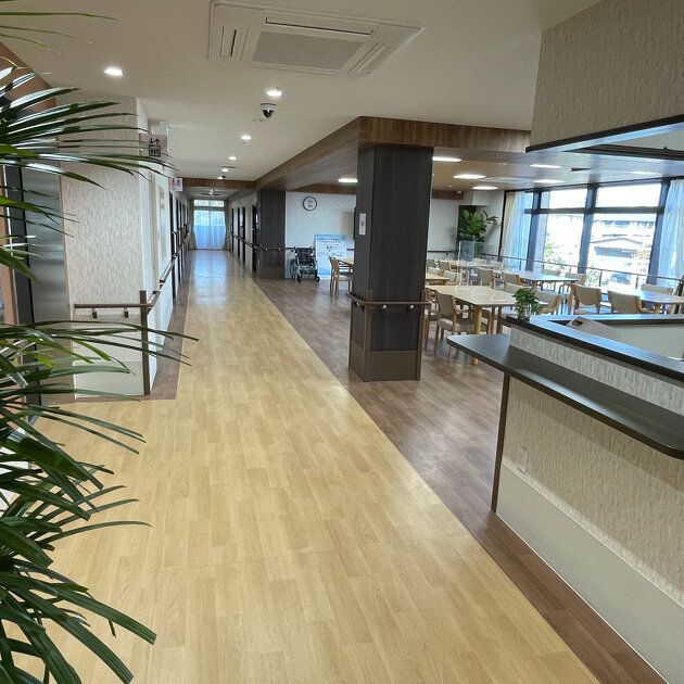 明るい廊下と食事スペース