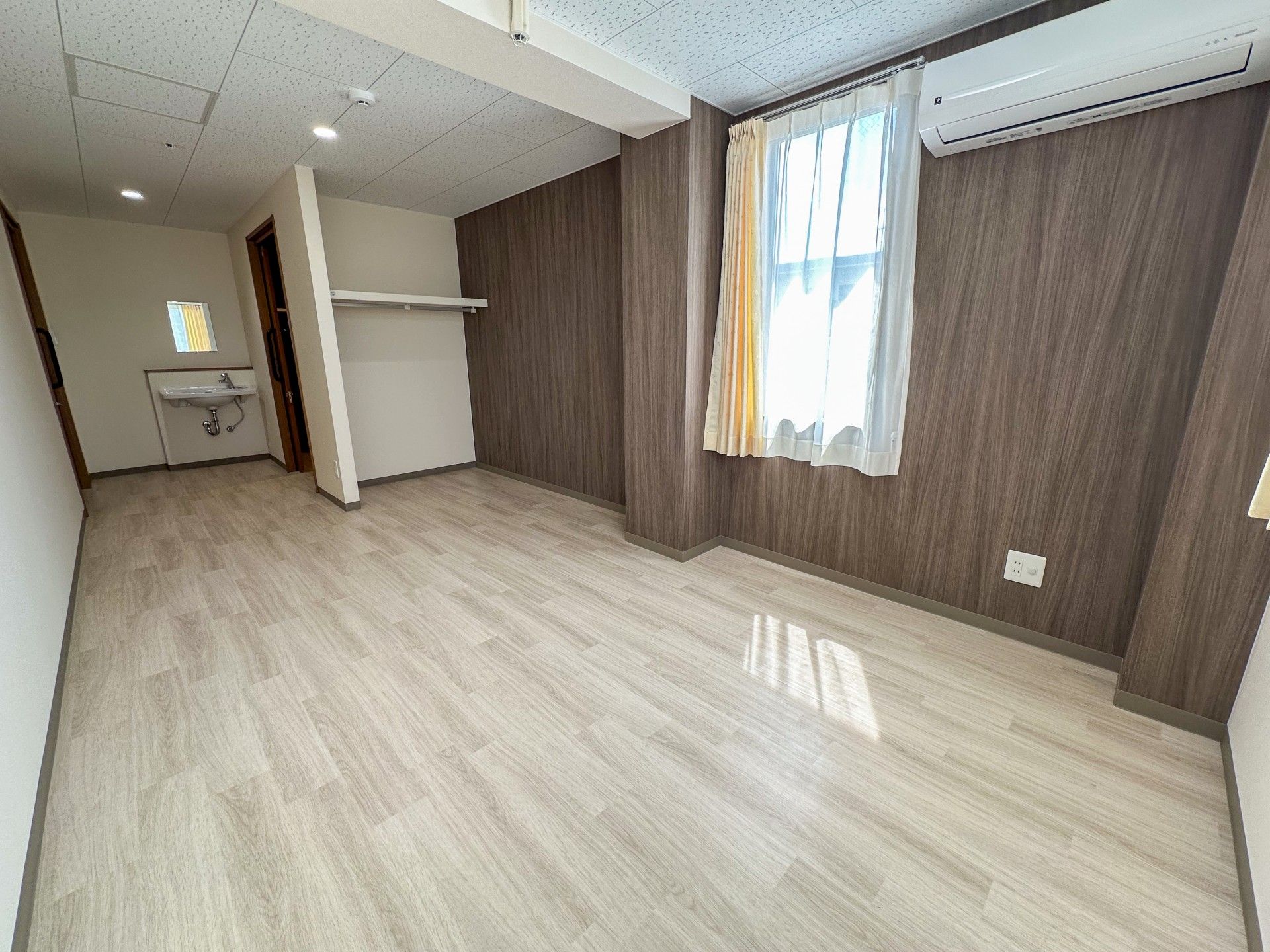 日差しが差し込む居室