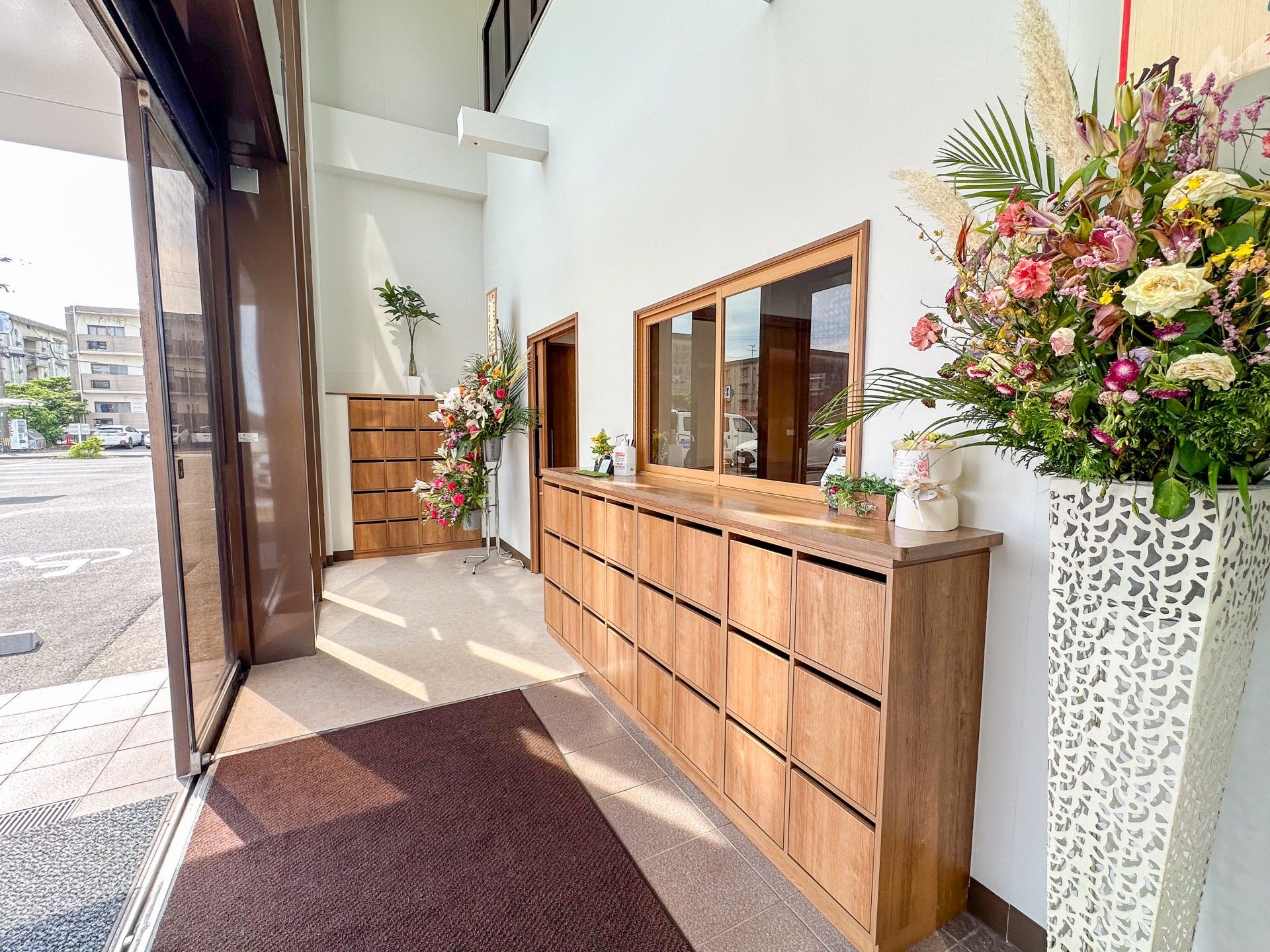 花が飾られたエントランス