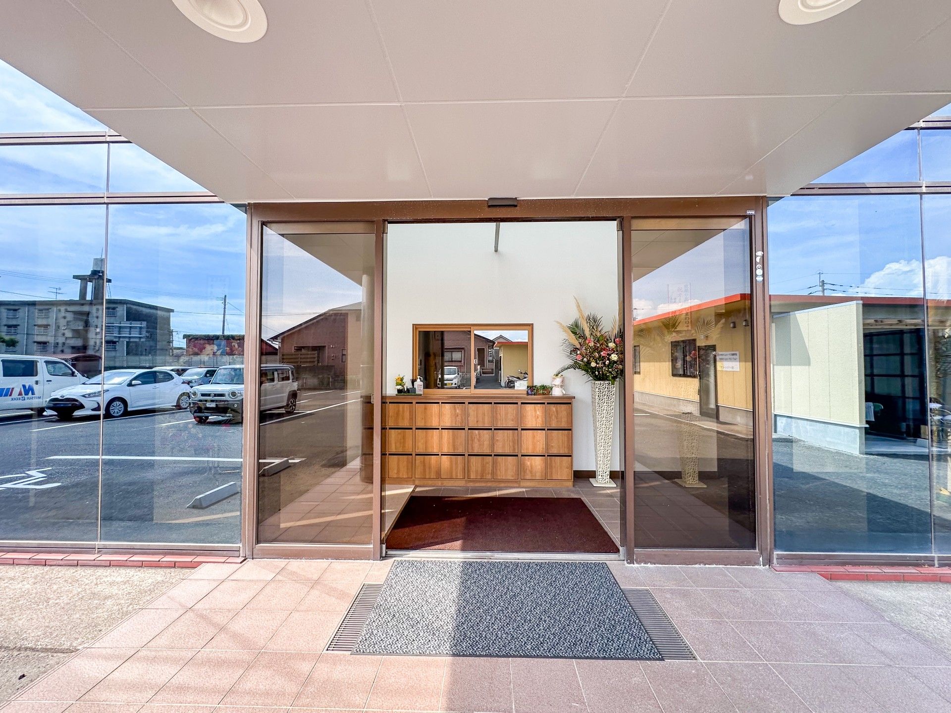 ガラス扉のエントランス