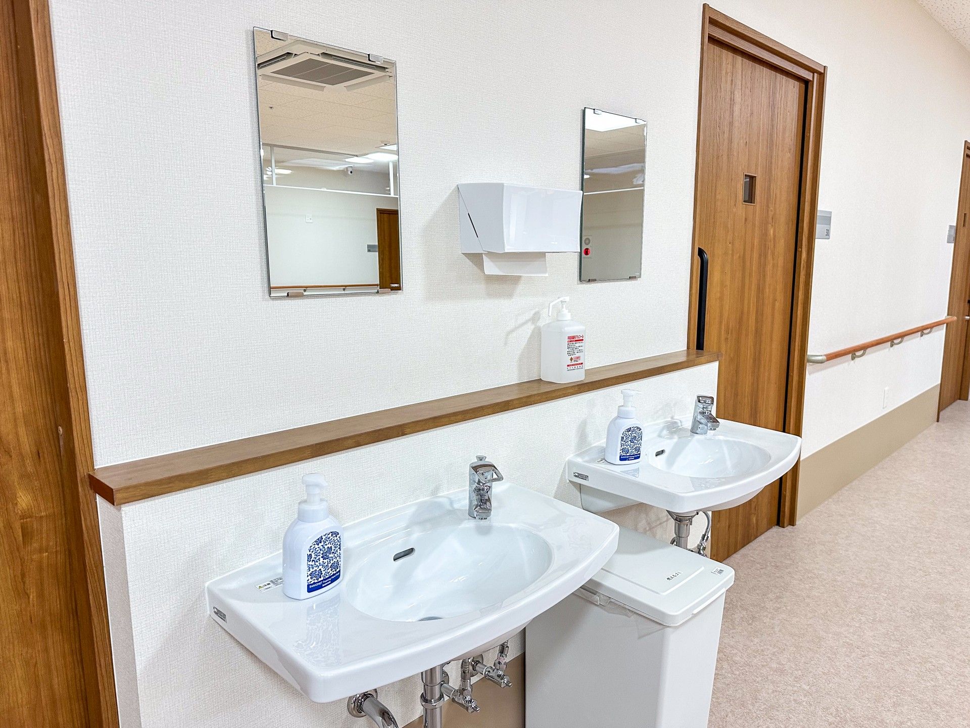 清潔な洗面台の廊下