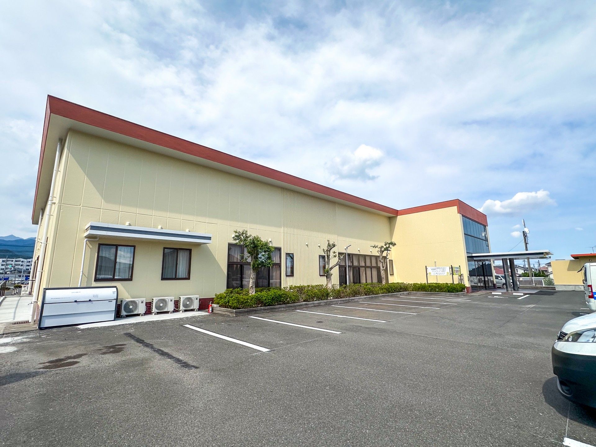 広い駐車場の建物外観