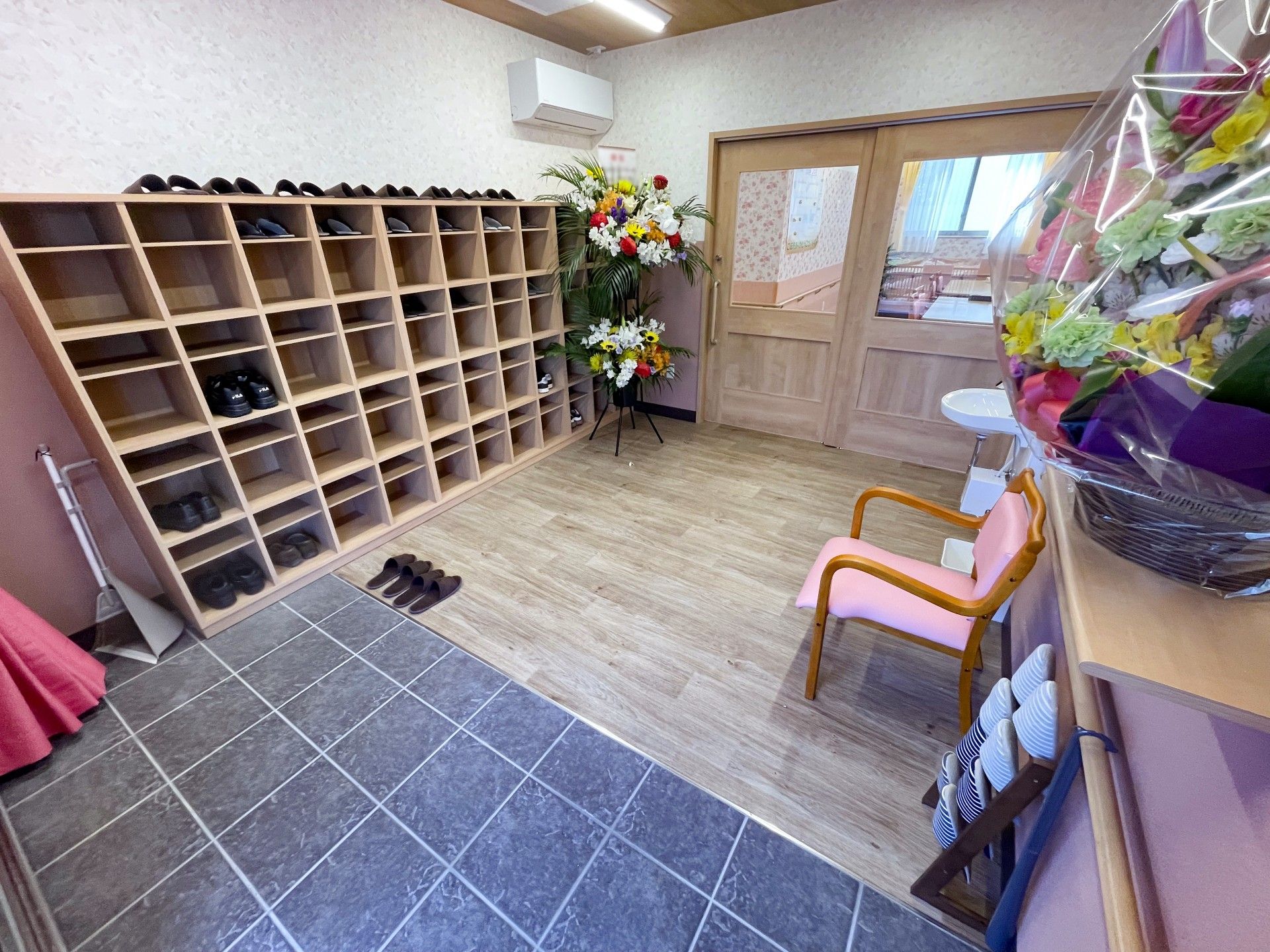 靴箱と花のある玄関
