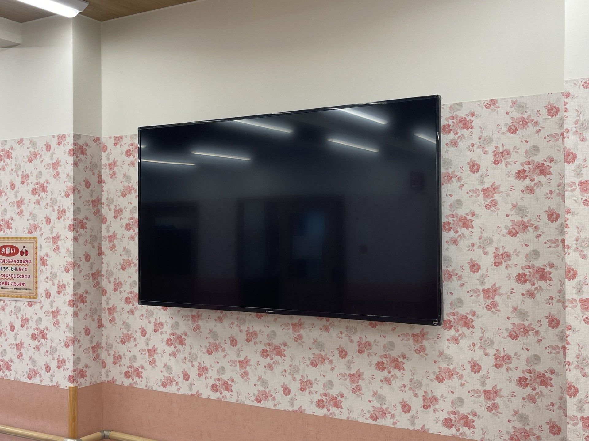 大きなテレビのある壁