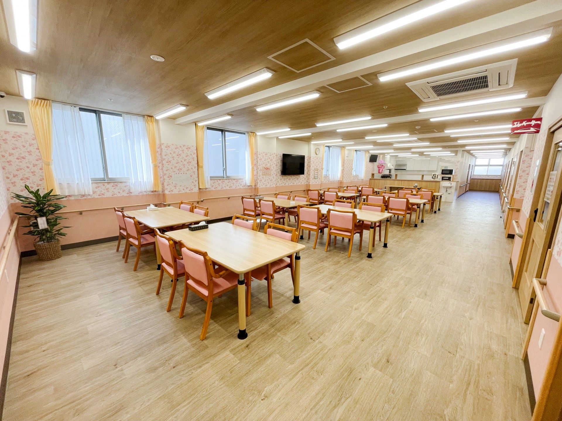明るい食堂の様子