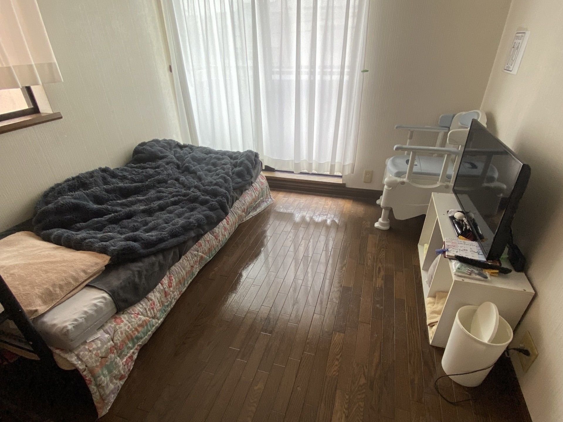 新聞を読む高齢の男性