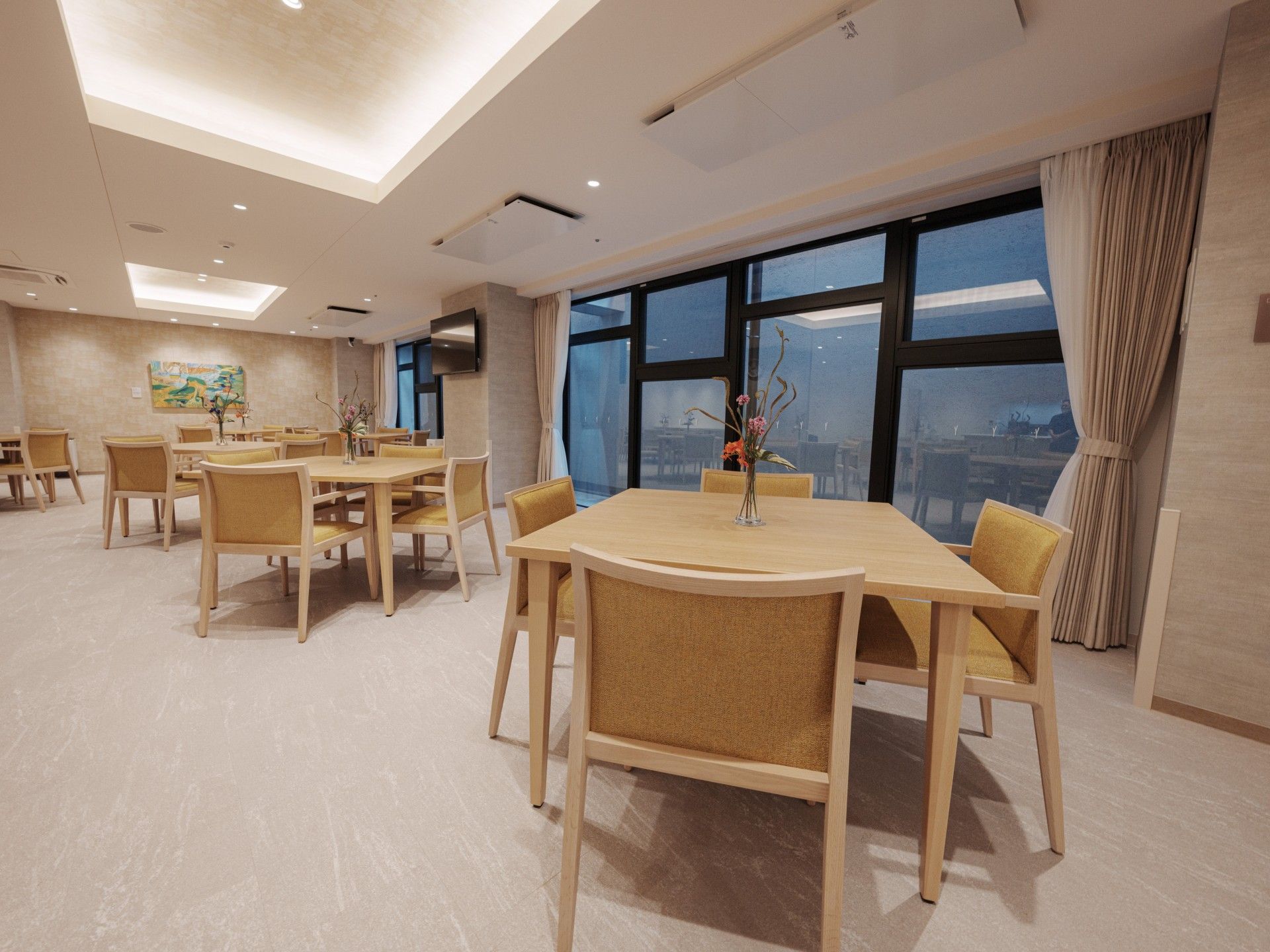 広々とした食事スペース