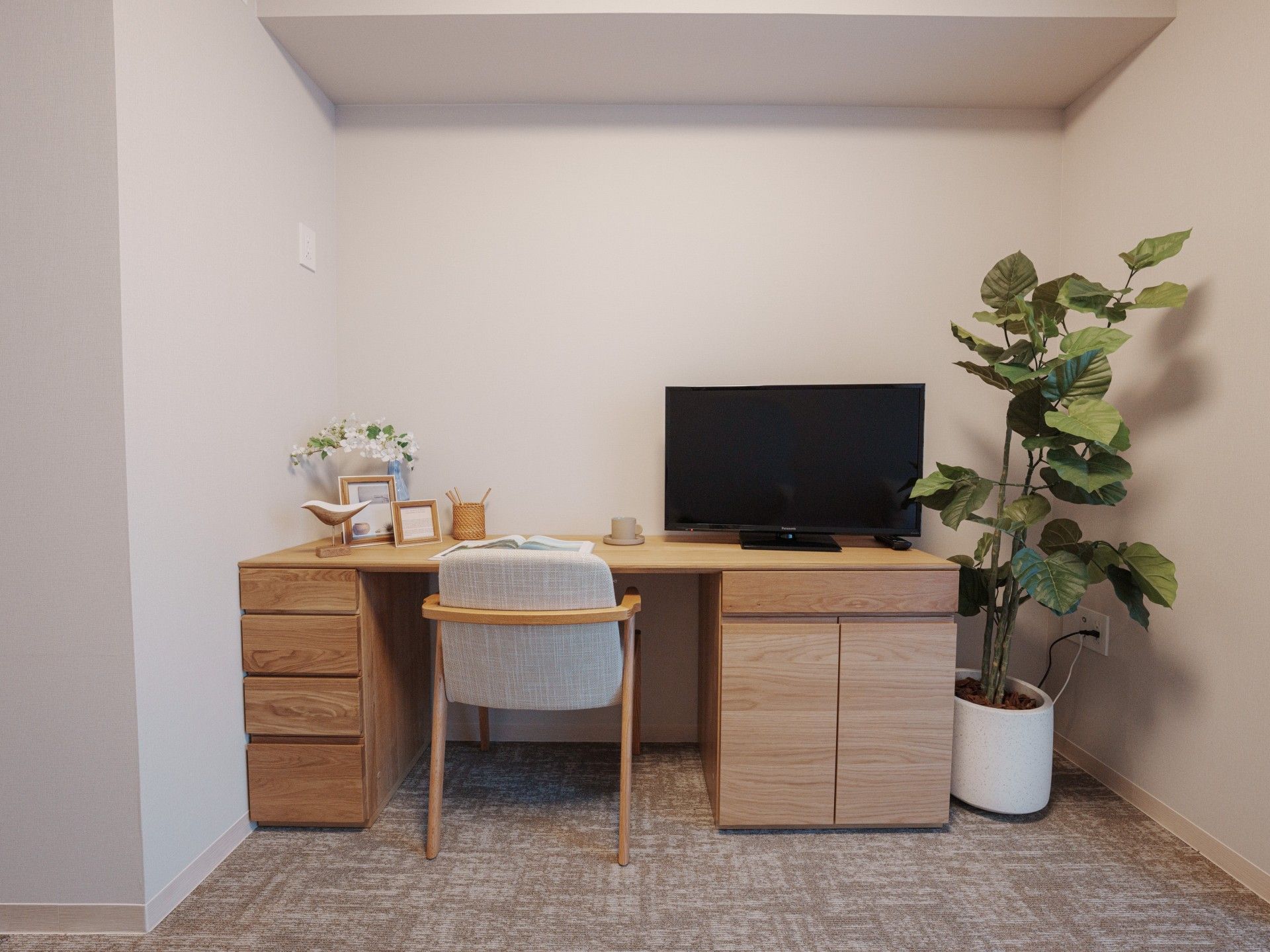 落ち着いた机とテレビ