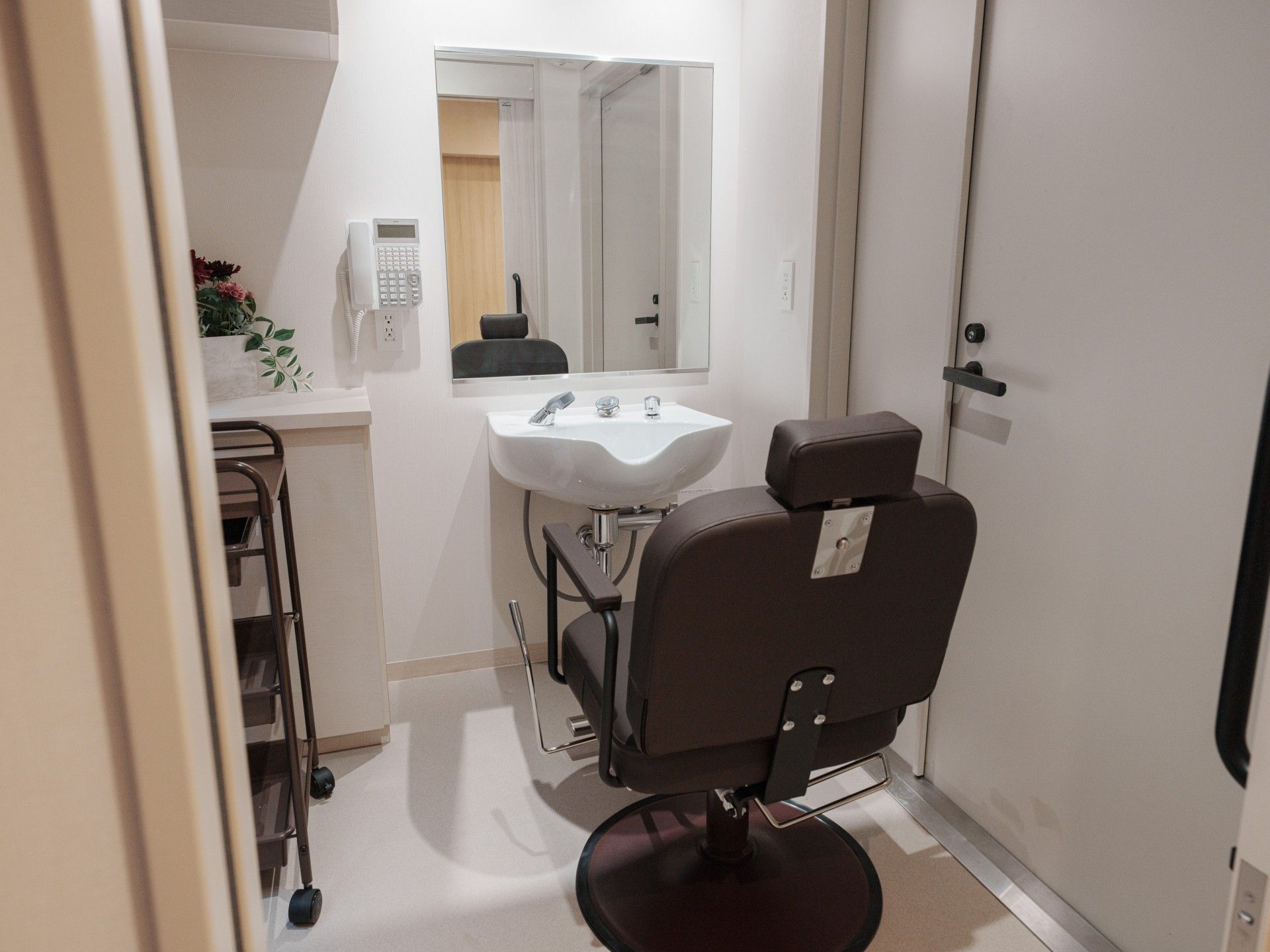 洗面台と椅子のある部屋