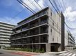 落ち着いた外観の建物