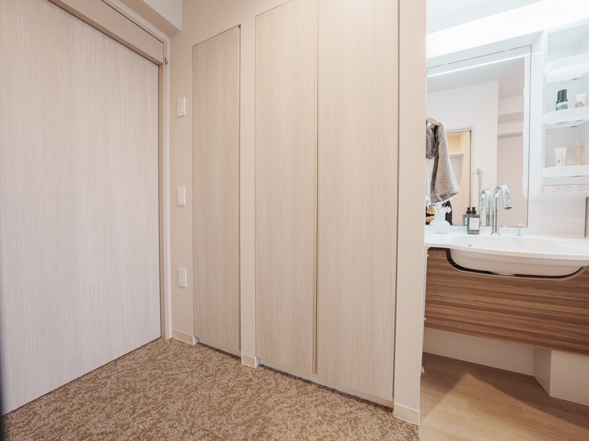 洗面台と収納のある空間