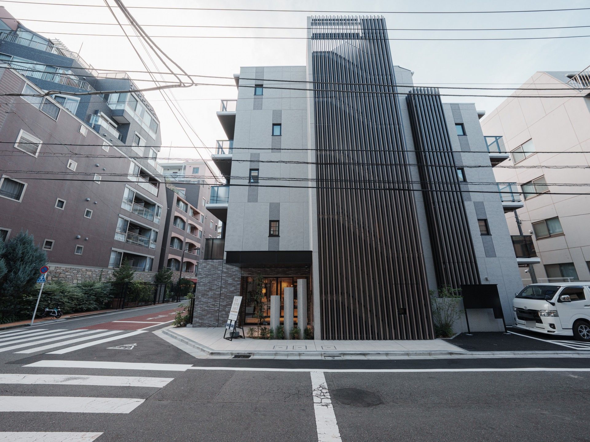 落ち着いた外観の建物