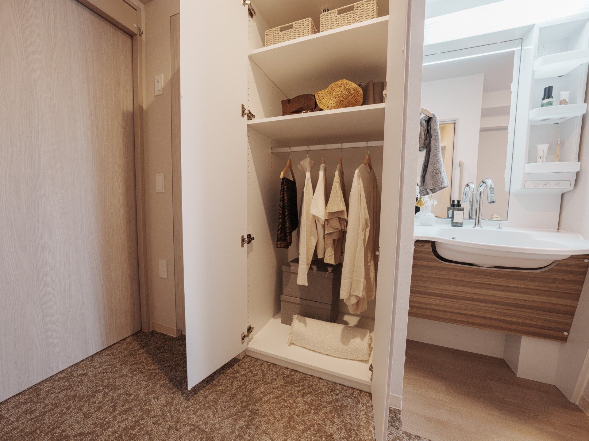 収納と洗面台のある空間