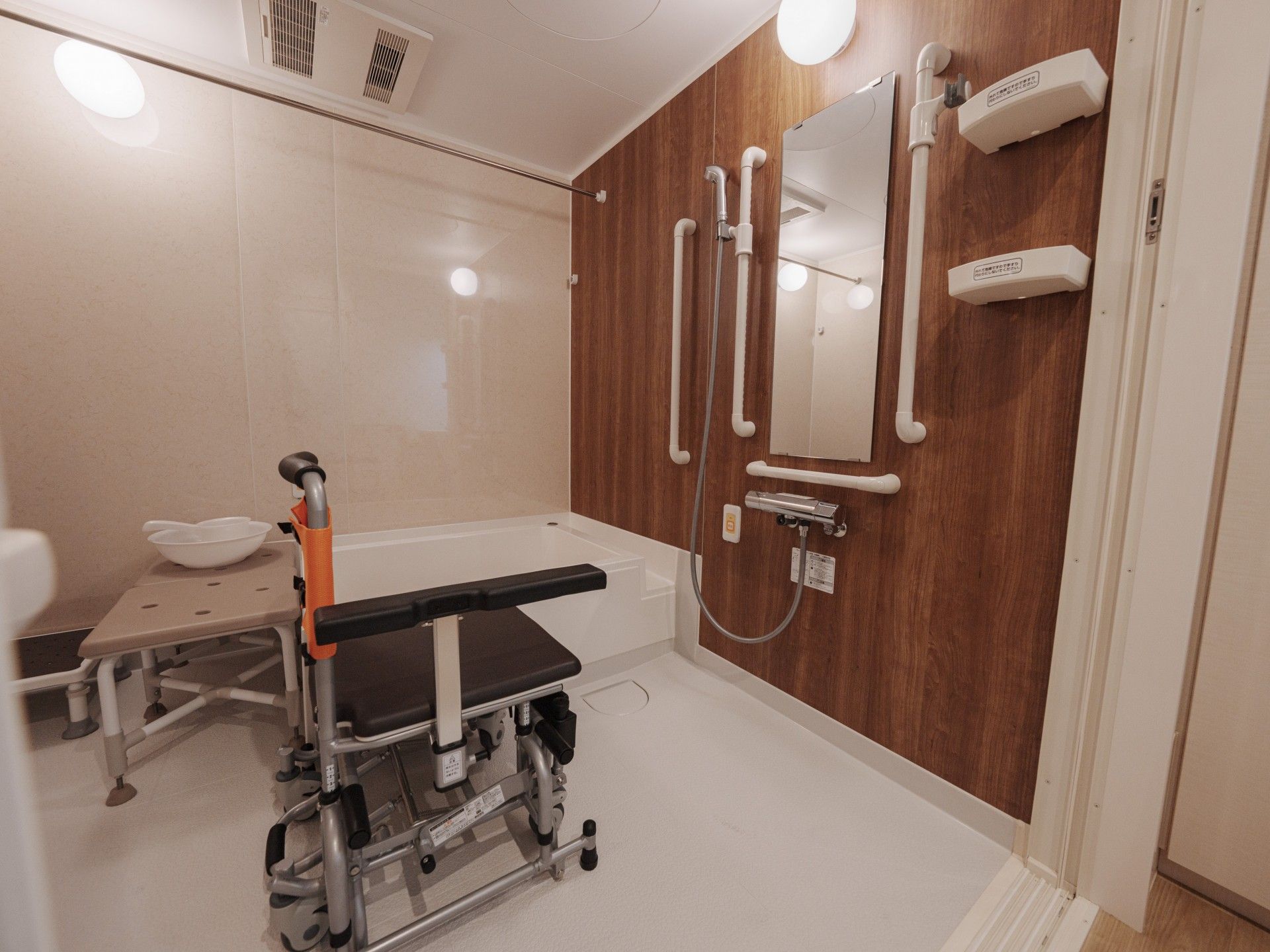 手すり付きの浴室