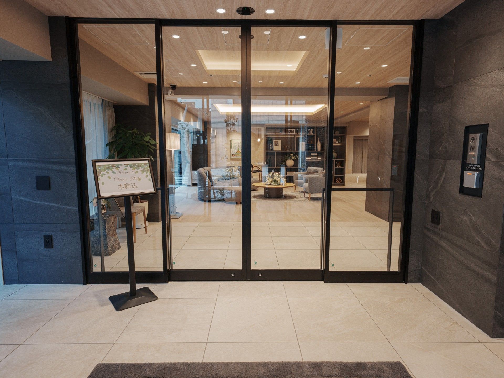 ガラス扉のエントランス