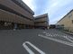 広々とした駐車場の外観