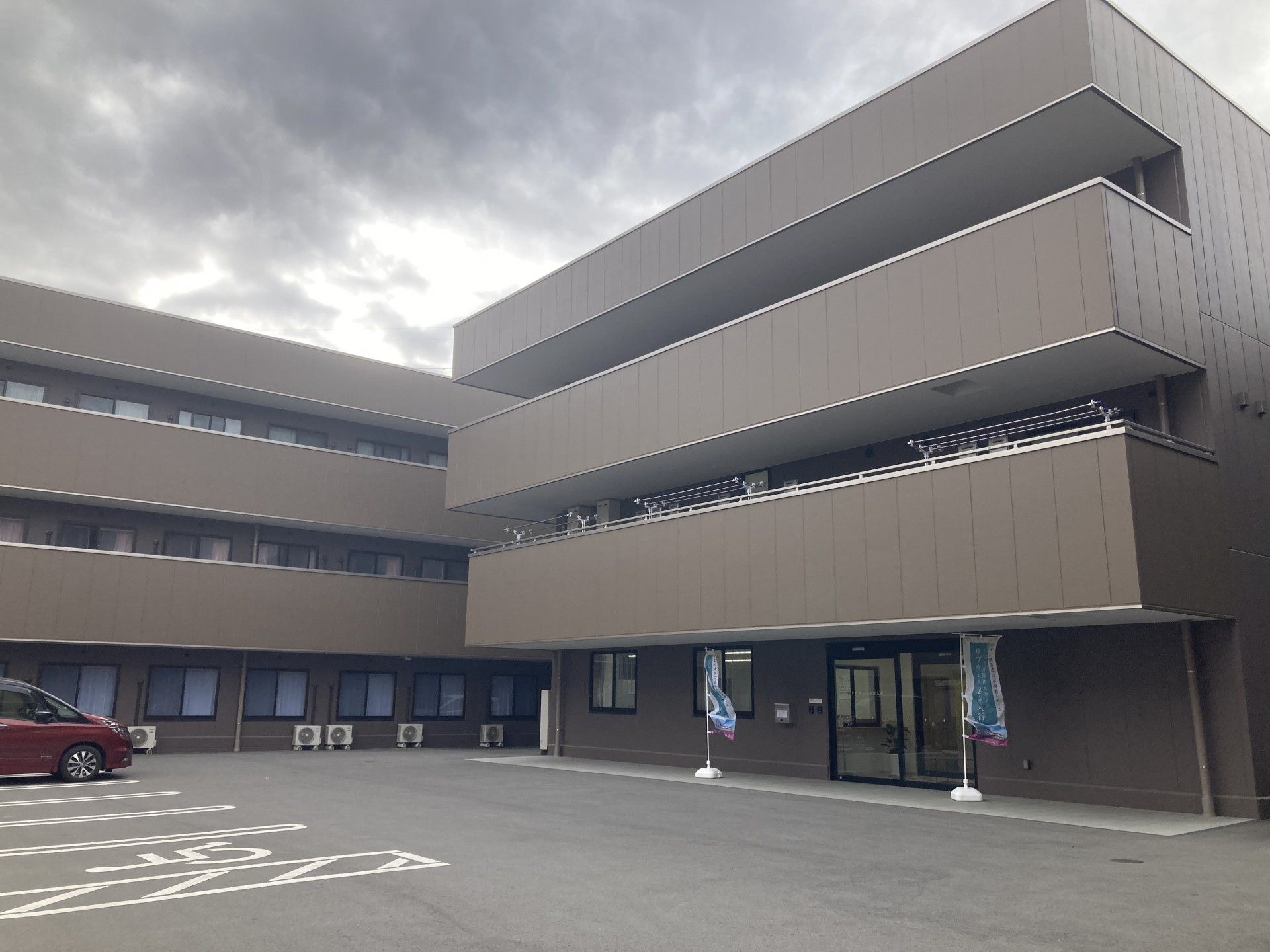 落ち着いた外観の建物