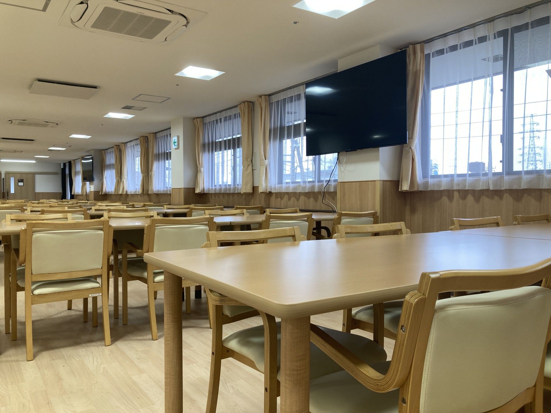 明るい食事スペース