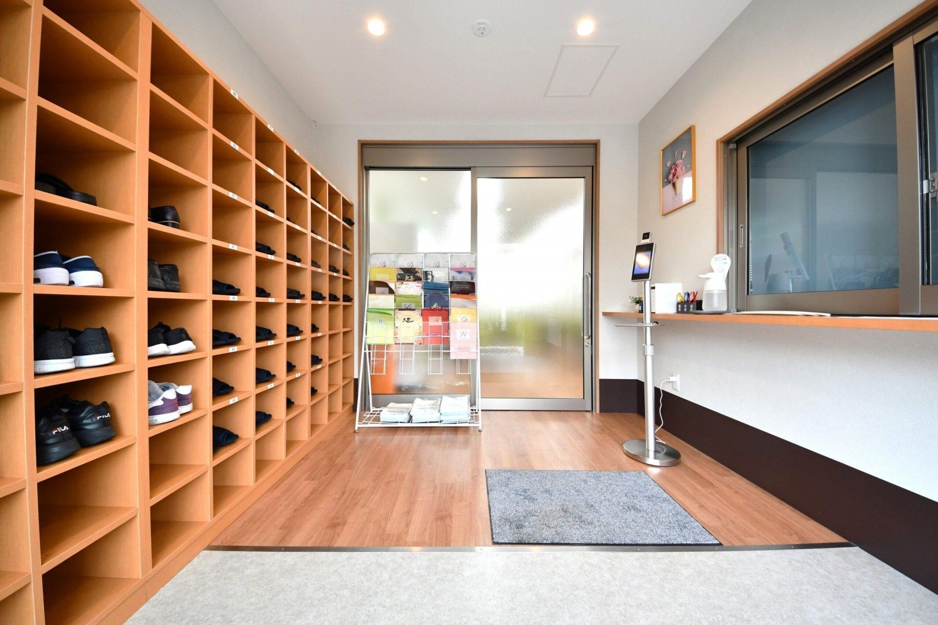 靴箱と受付の入口