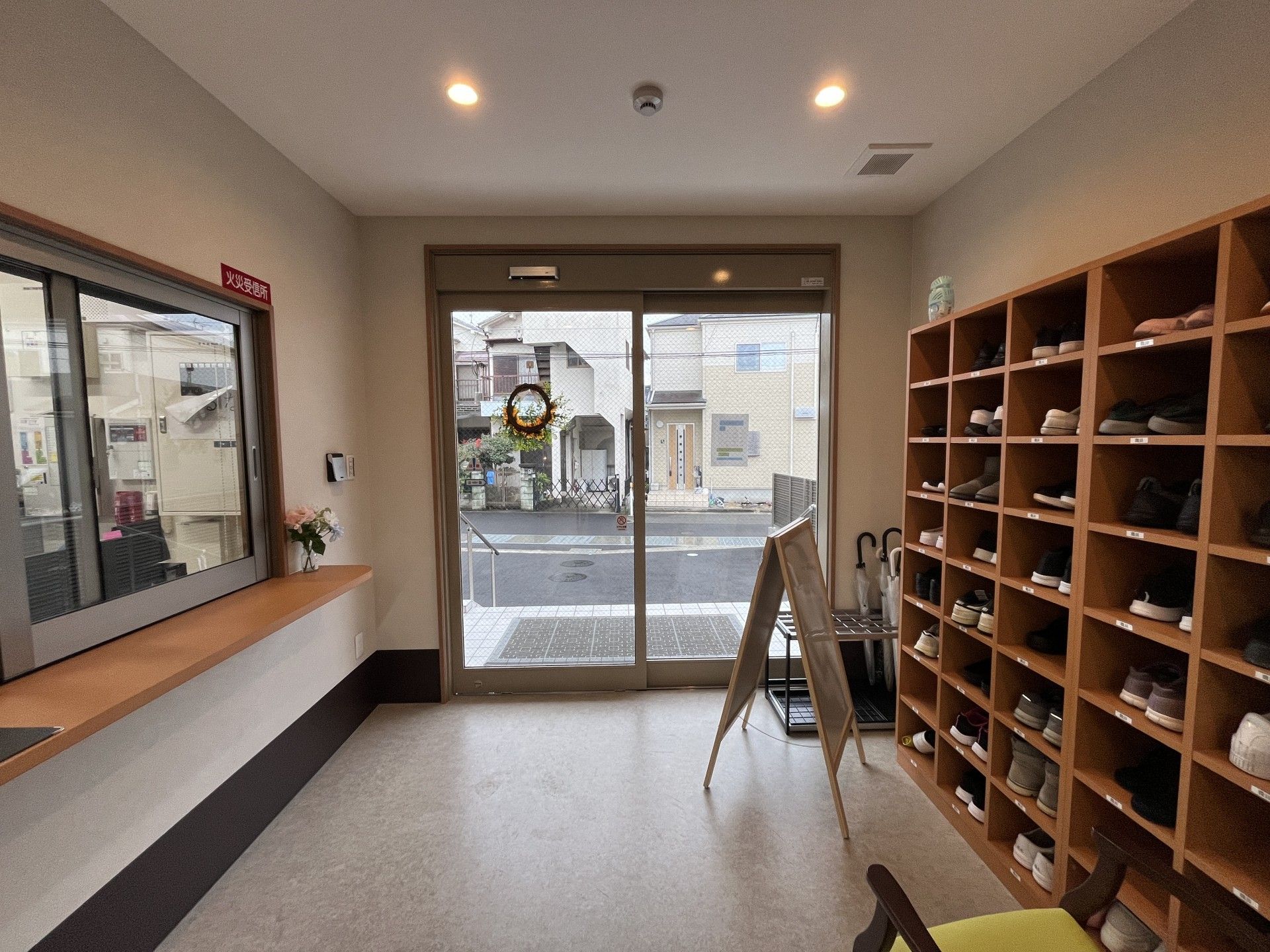 靴棚と出入口の風景