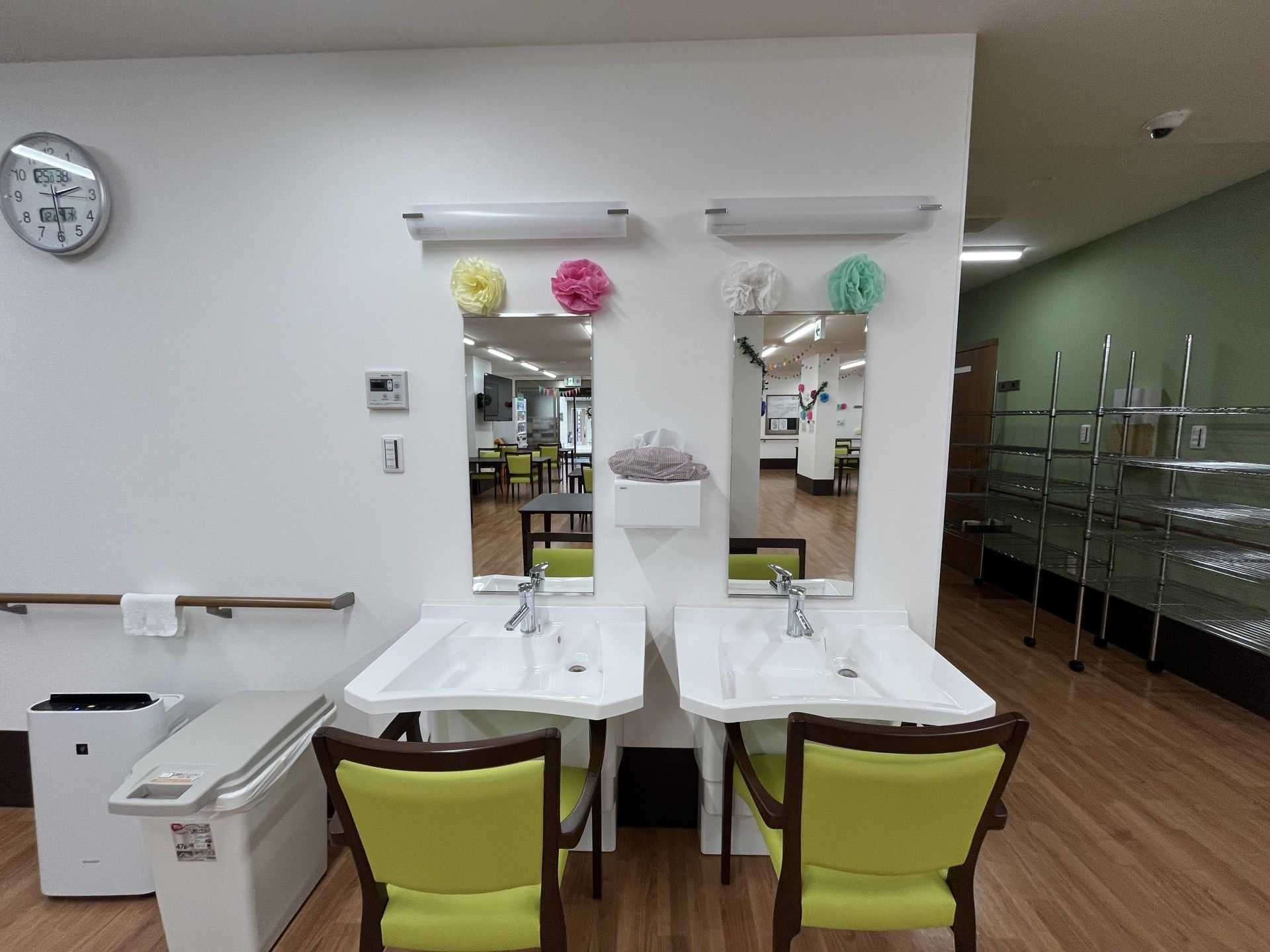 洗面台と椅子のある空間