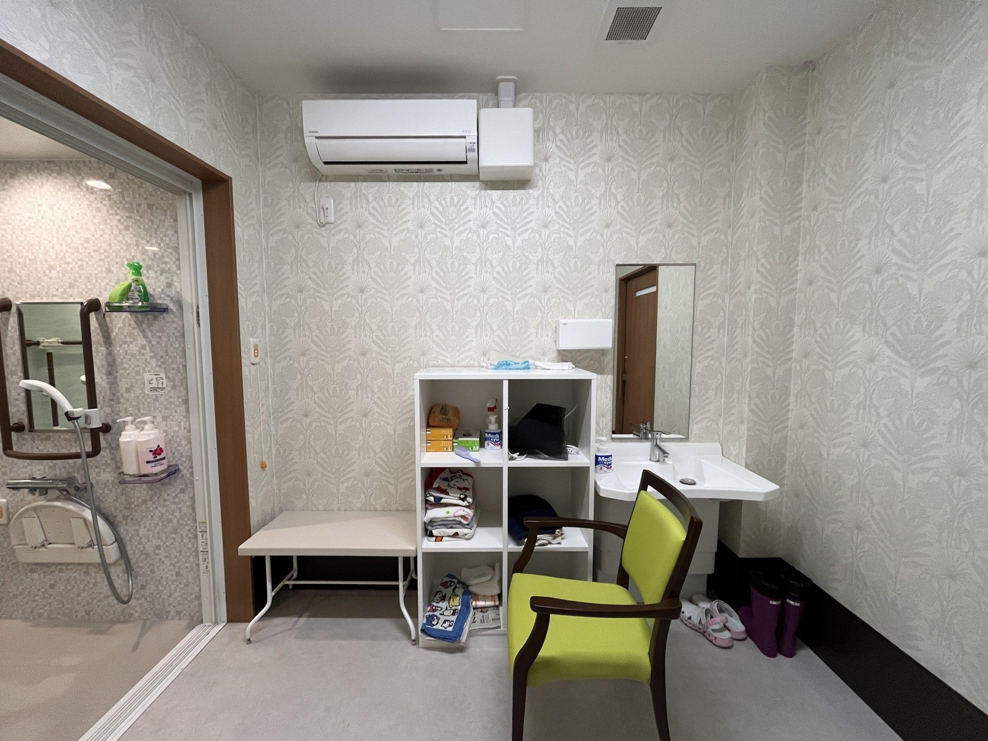 洗面台と収納棚のある部屋