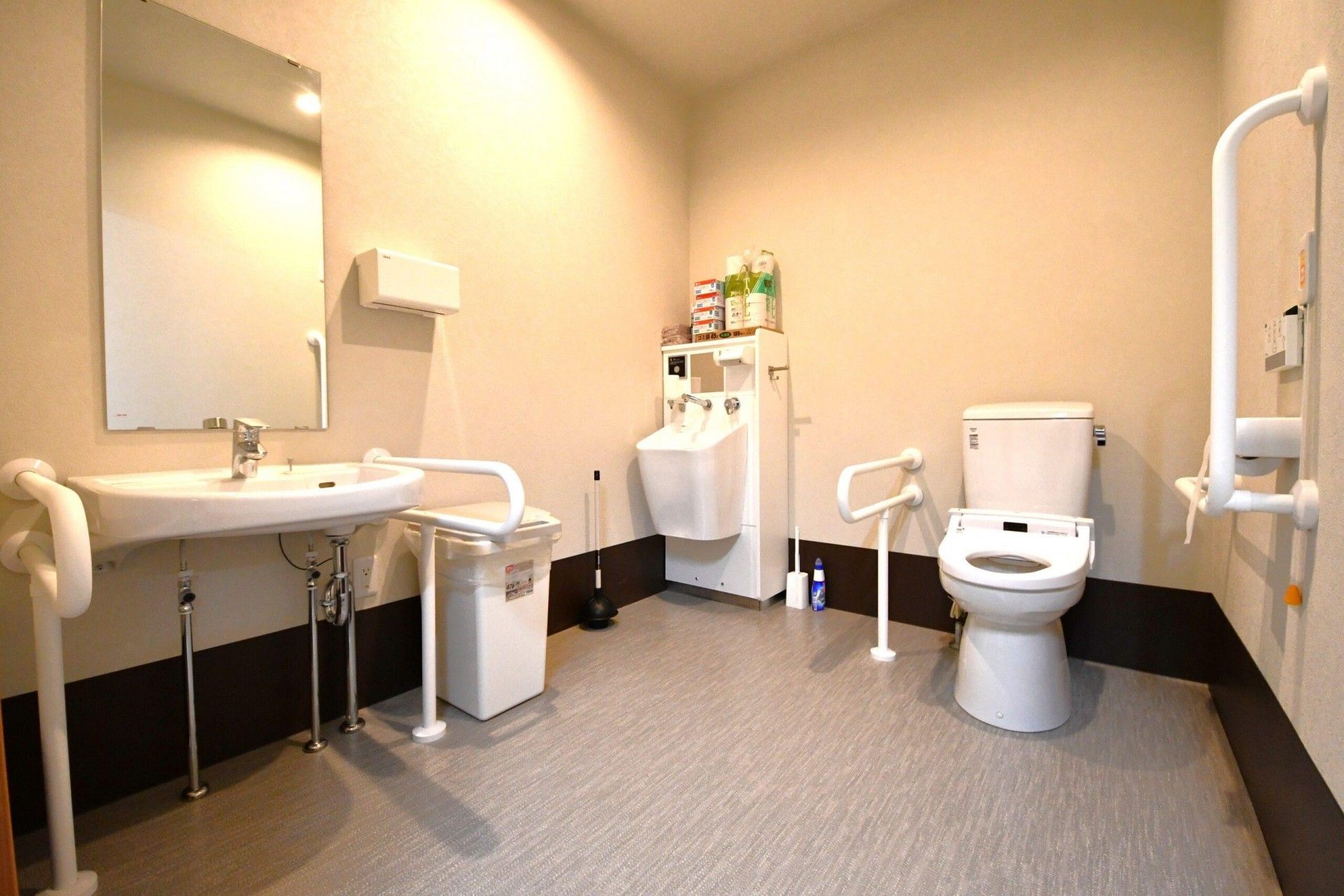 手すり付きのトイレ