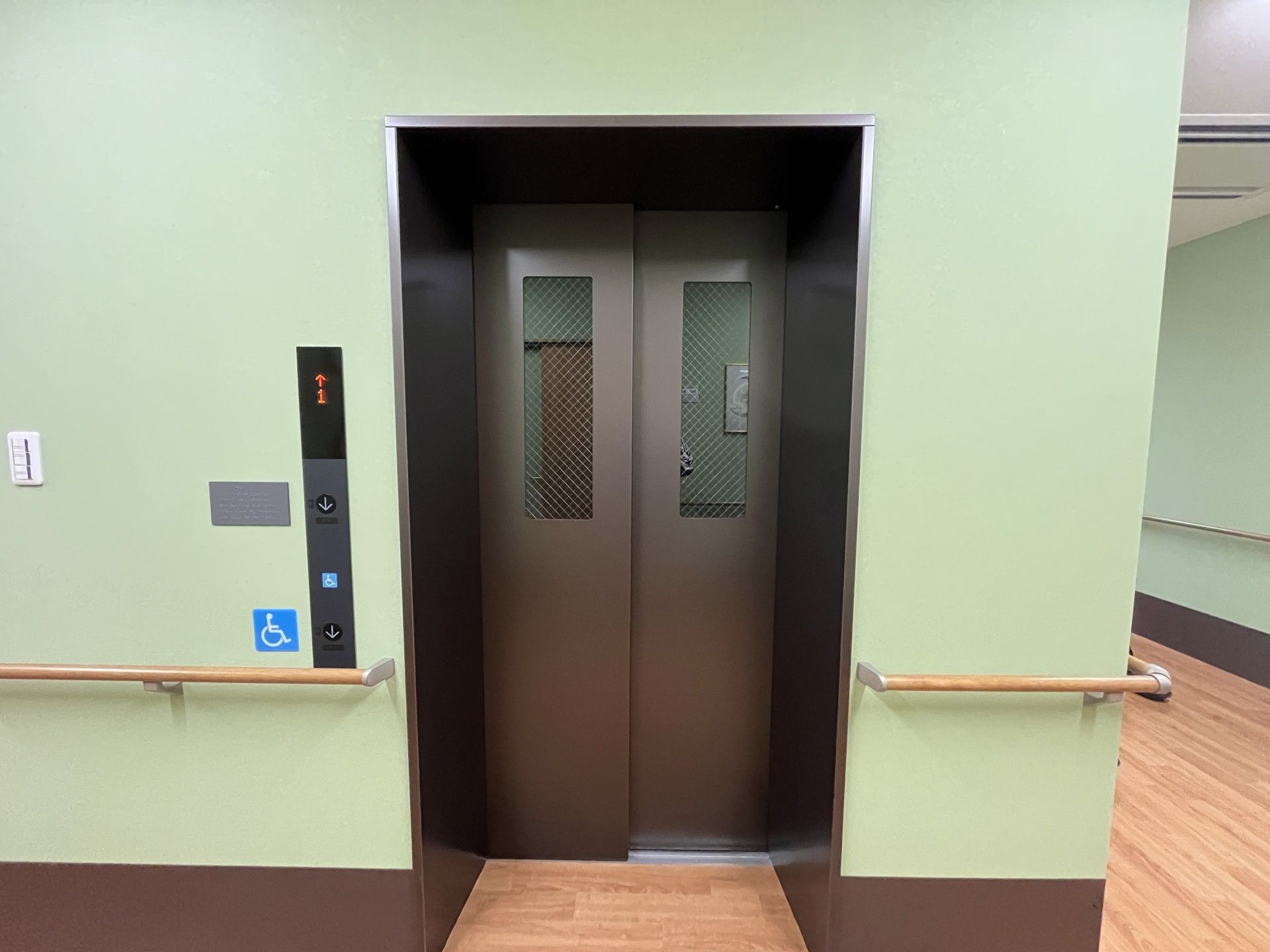 安全なエレベーター入口