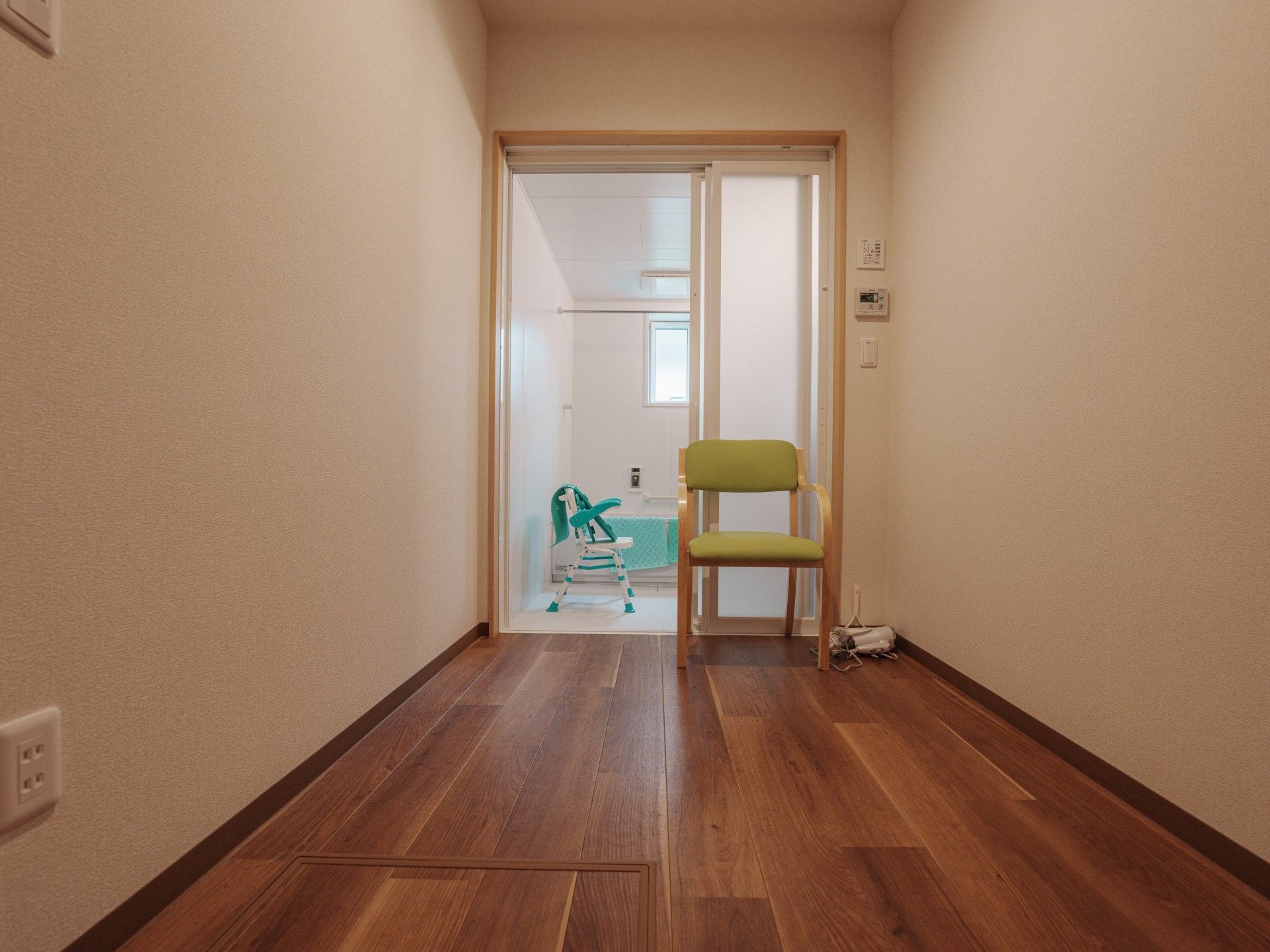 廊下から見た浴室