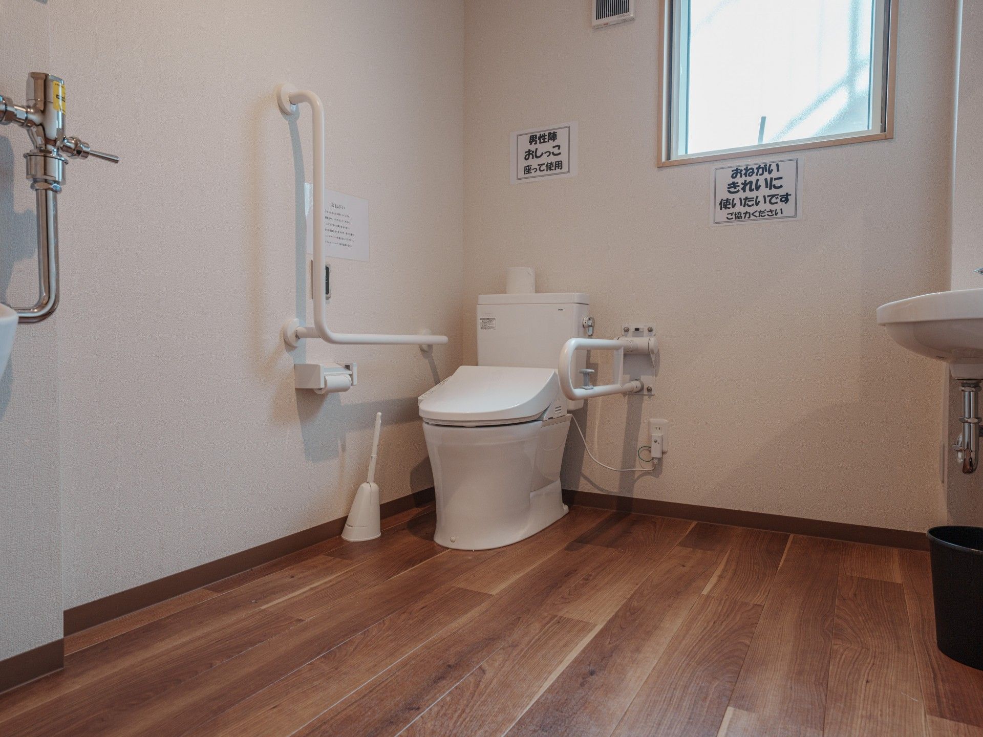 手すり付きのトイレ