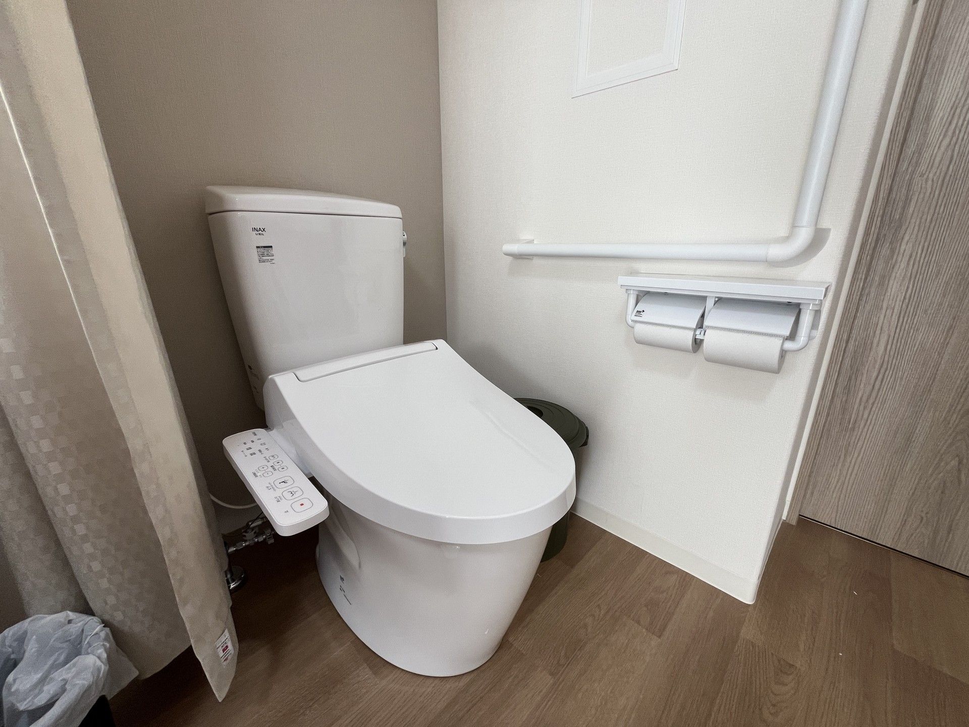 手すり付きのトイレ