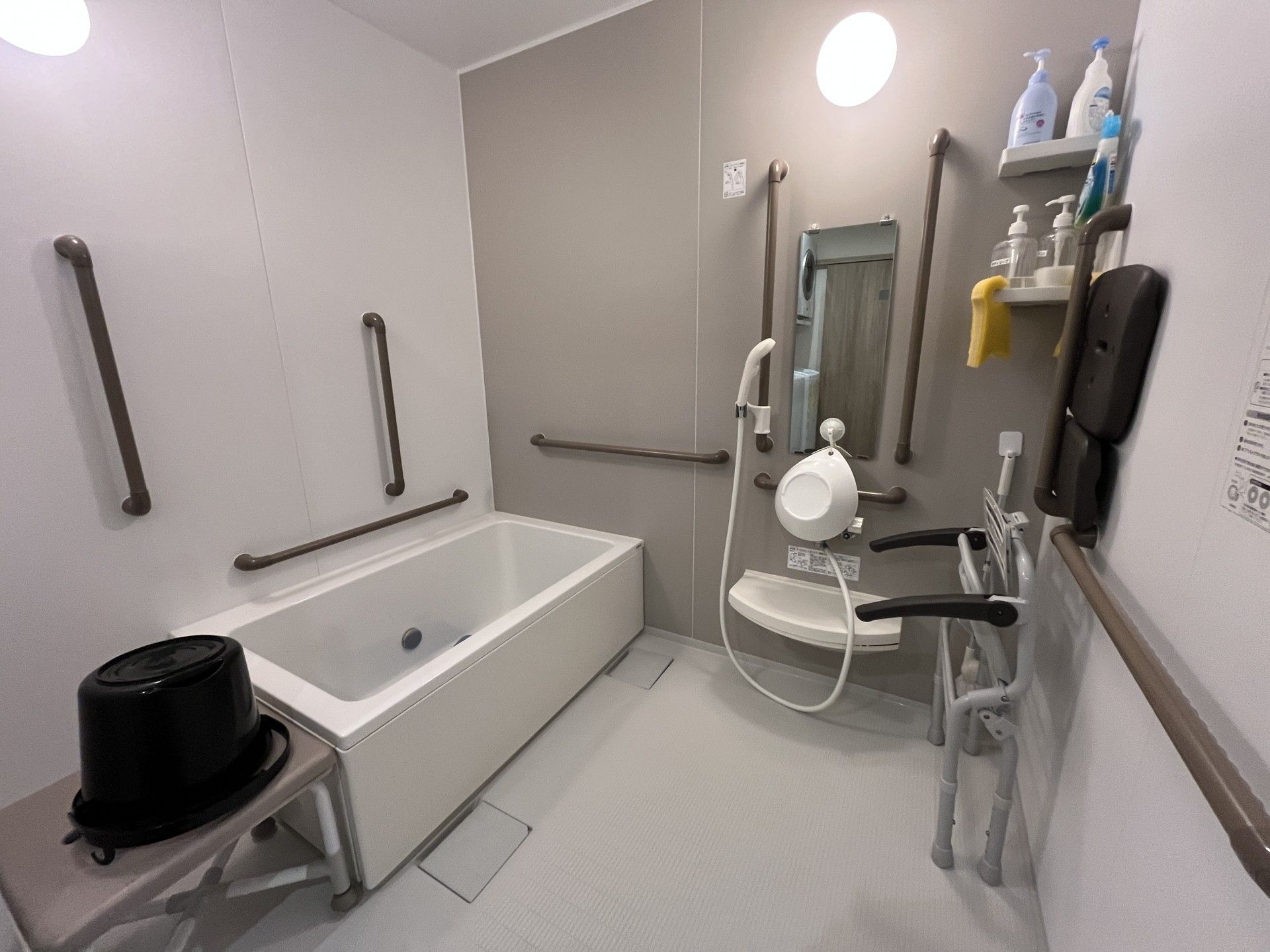 手すり付きの浴室