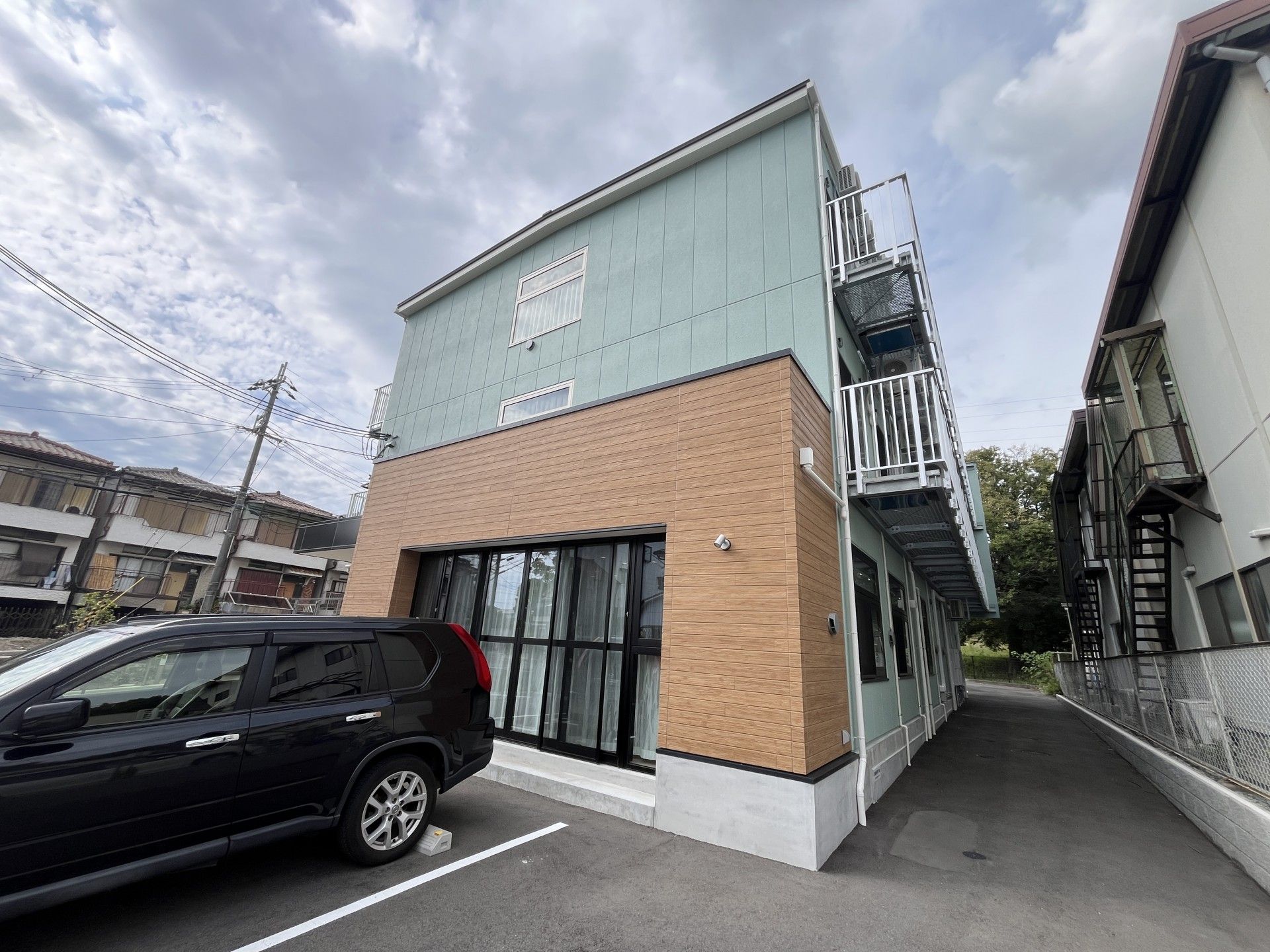 外観の建物と駐車場