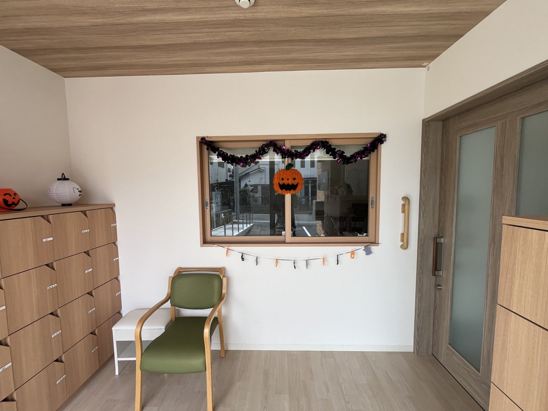 ハロウィン飾りのある部屋