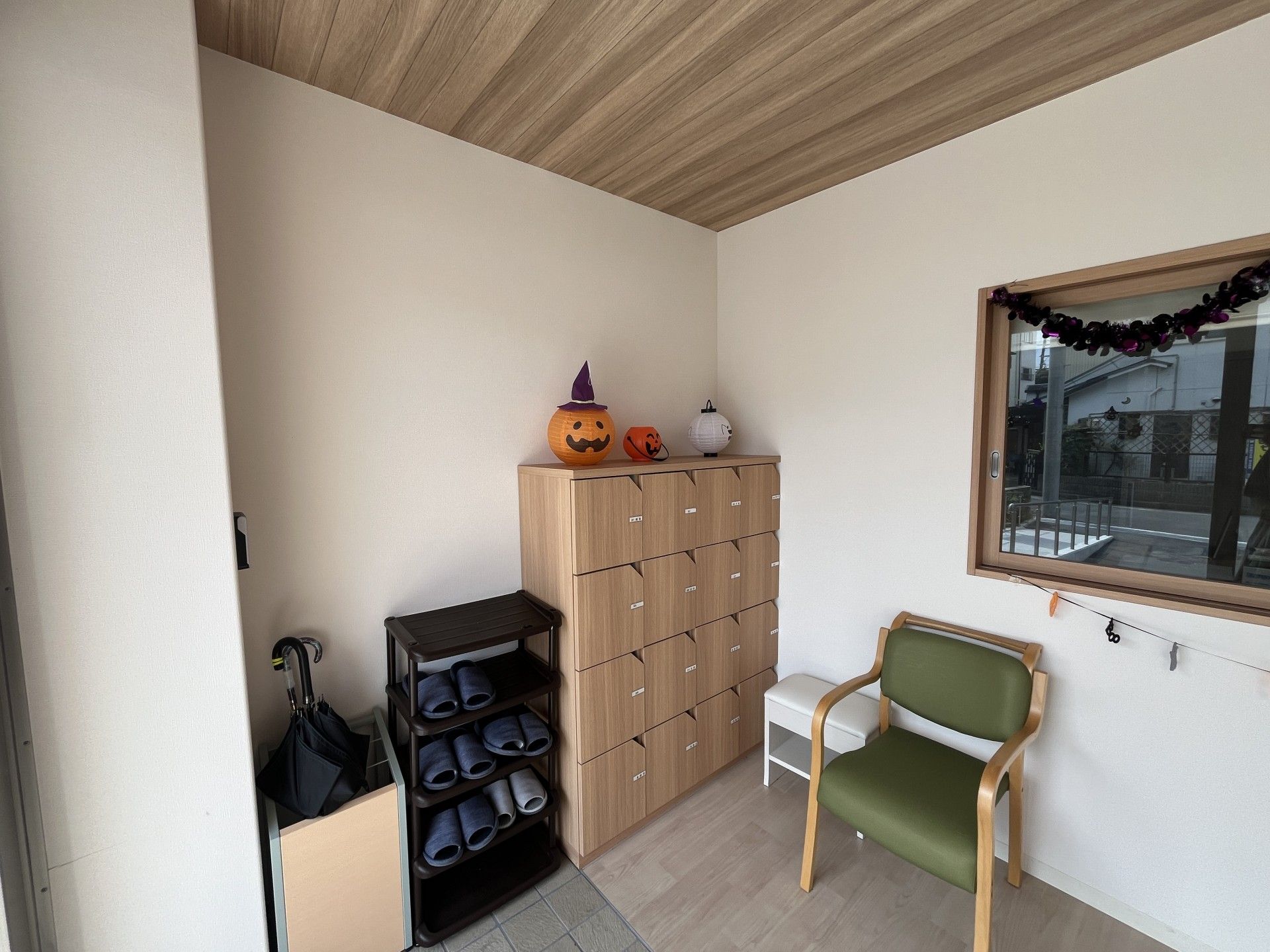 飾り付けのある玄関