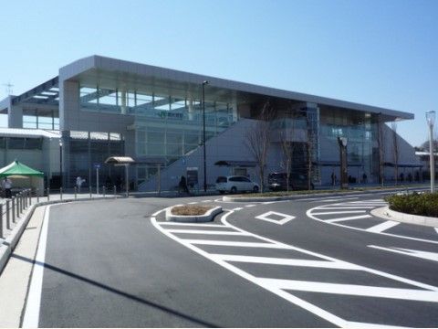 最寄り駅にはエスカレーターやエレベーターが完備されており、車椅子をご利用の方でも安心である。施設までは駅からバスでお越しいただける。