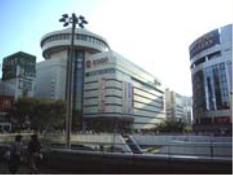 大型商業施設が併設されている最寄り駅は、ご家族様とのショッピングや外食を楽しむ場所としてご利用いただける。