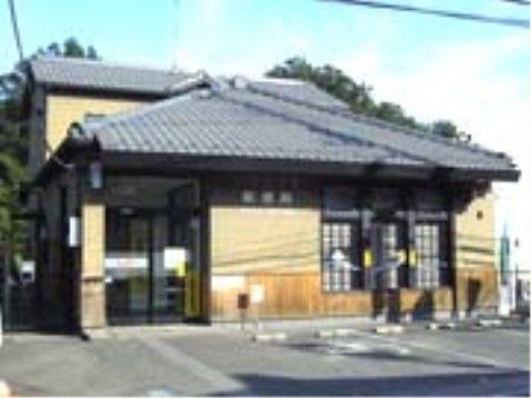 施設の徒歩圏内には昔ながらの佇まいの郵便局がある。建物前に駐車スペースが設けられており、車で来ることも可能。