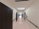 明るく広々とした廊下