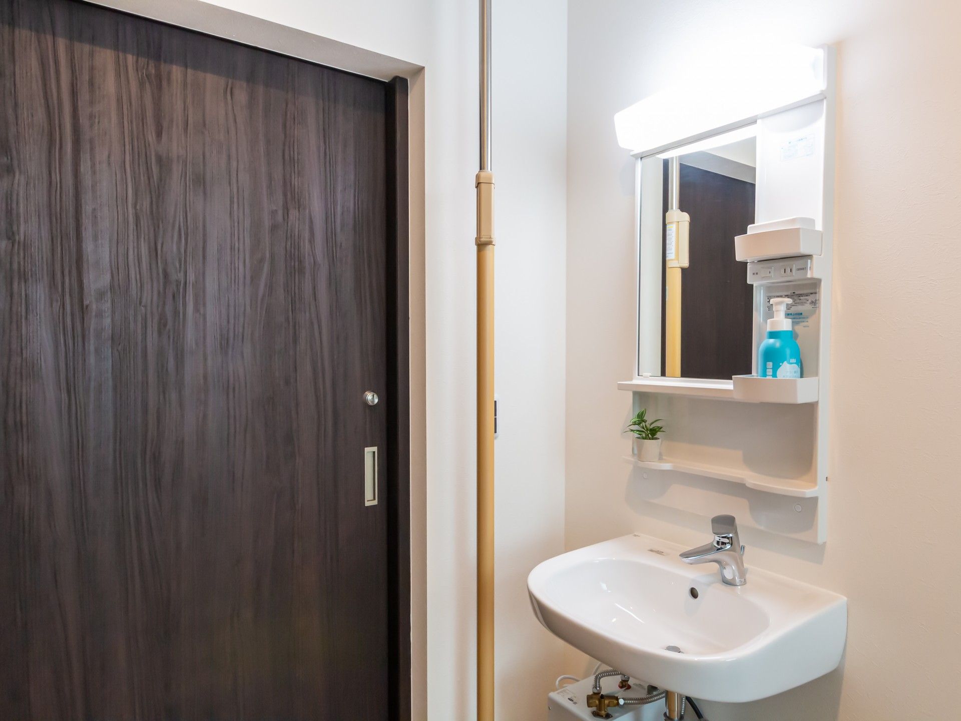 洗面台と引き戸の空間