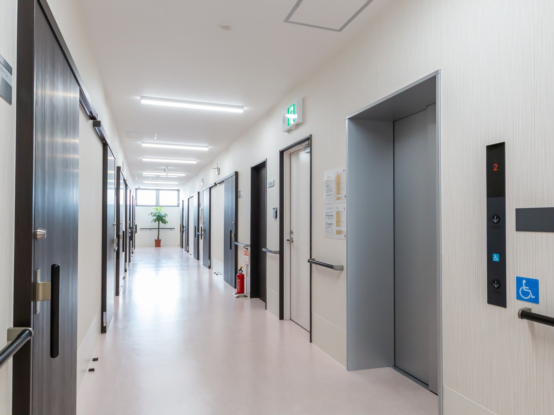 明るい廊下とエレベーター