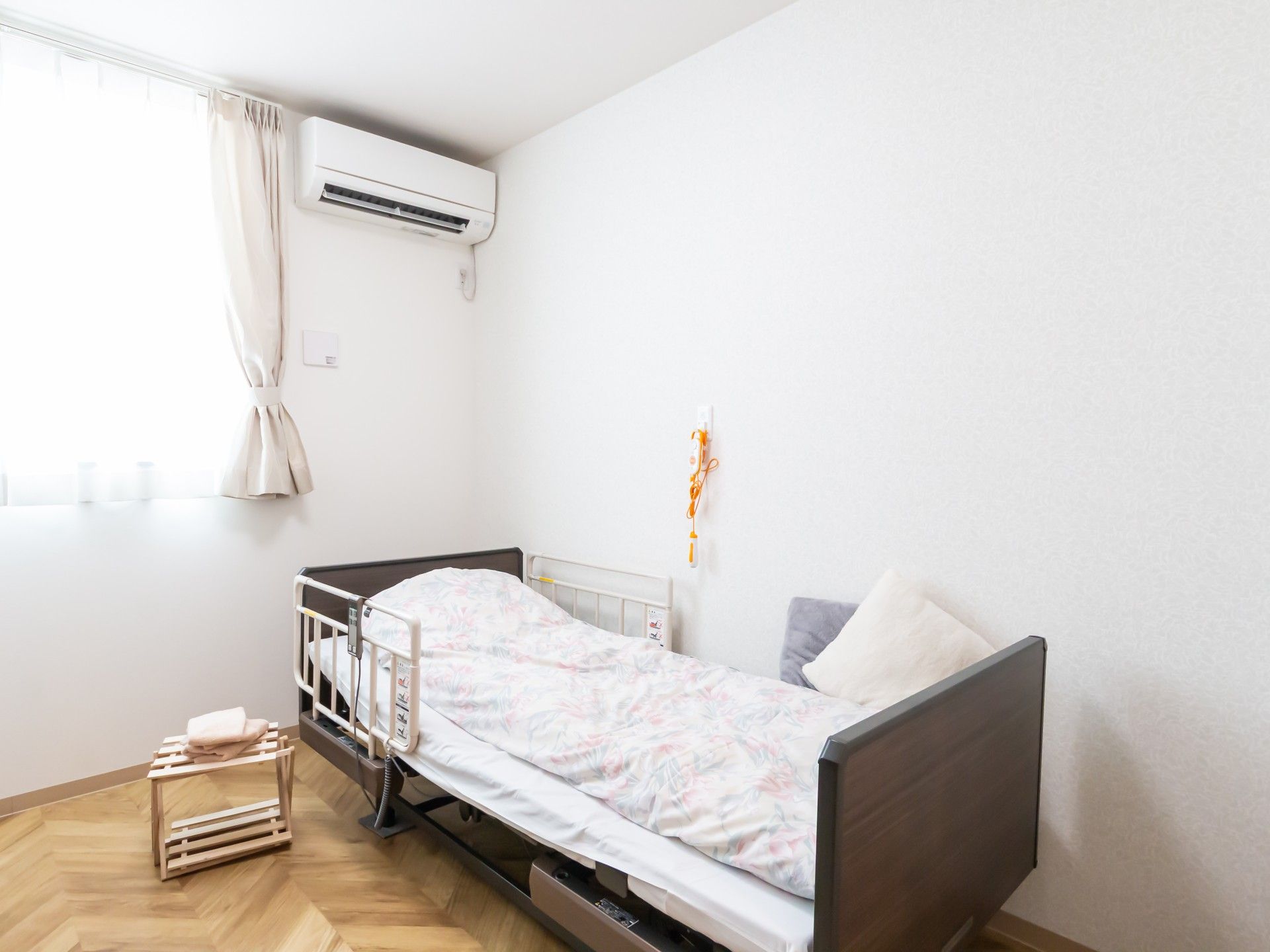 落ち着いた個室のベッド