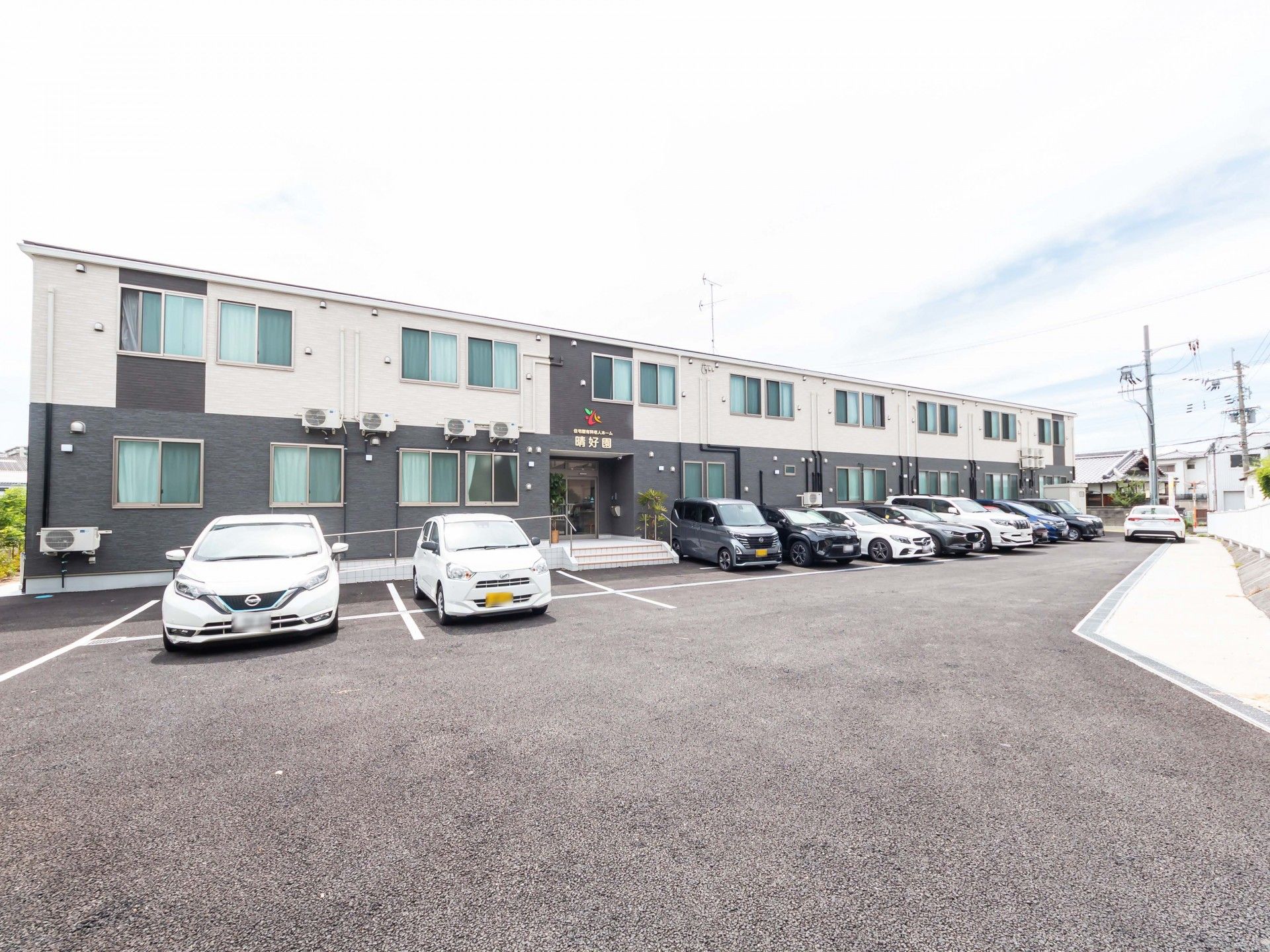 駐車場のある建物外観