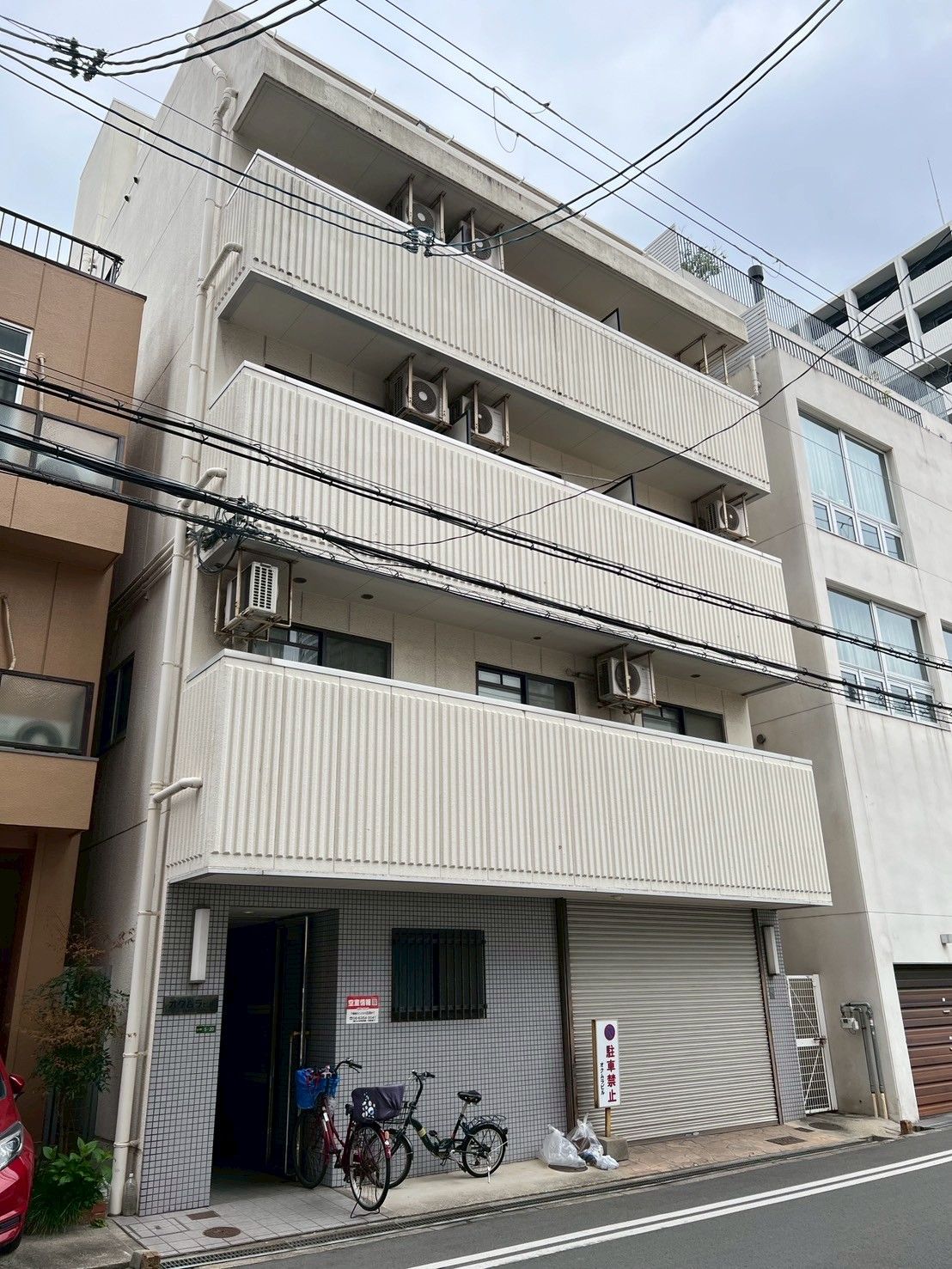 自転車が置かれた建物前