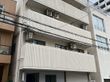 自転車が置かれた建物前