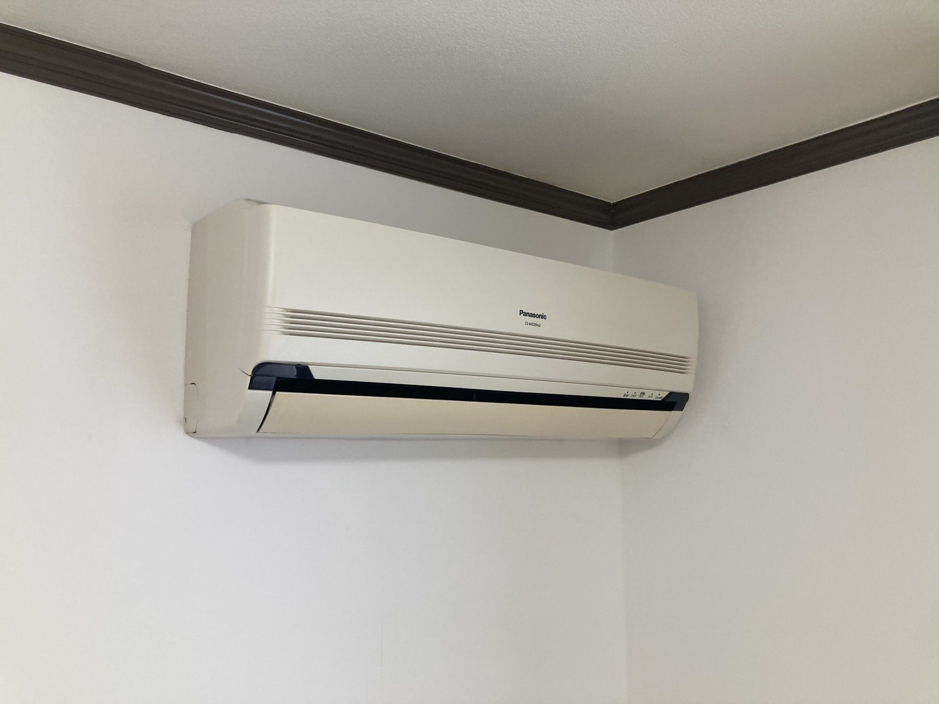 壁に設置されたエアコン