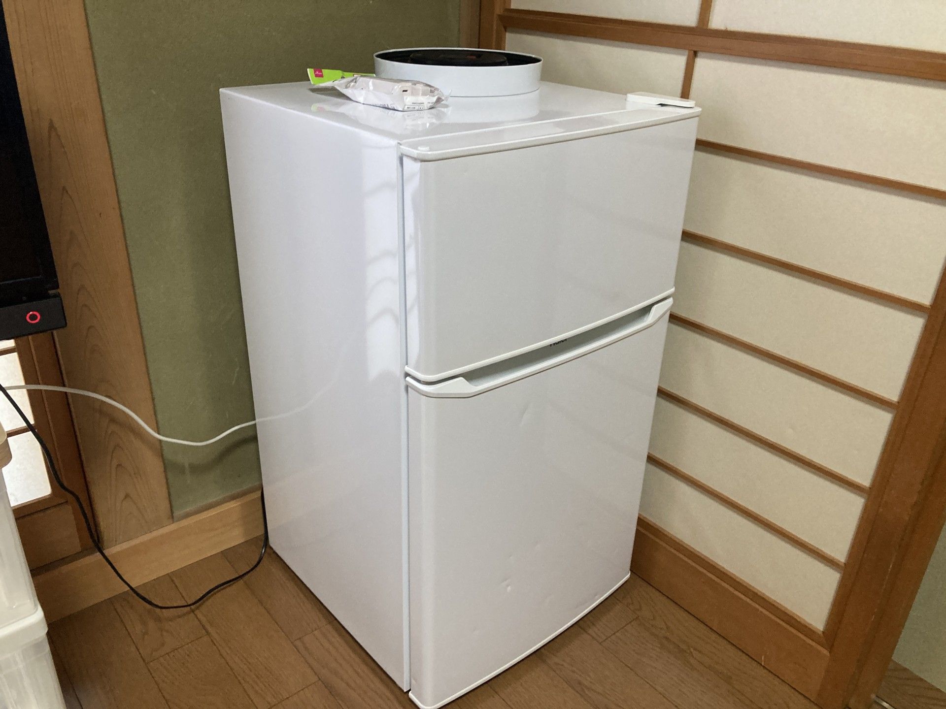 白い冷蔵庫のある部屋