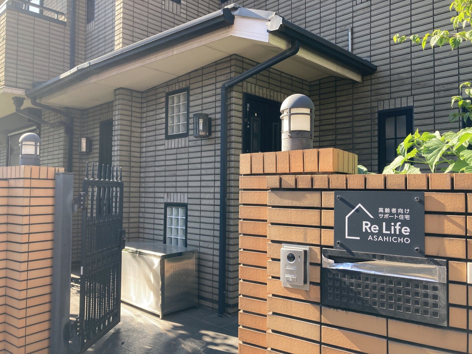 庭で交流する男性と女性