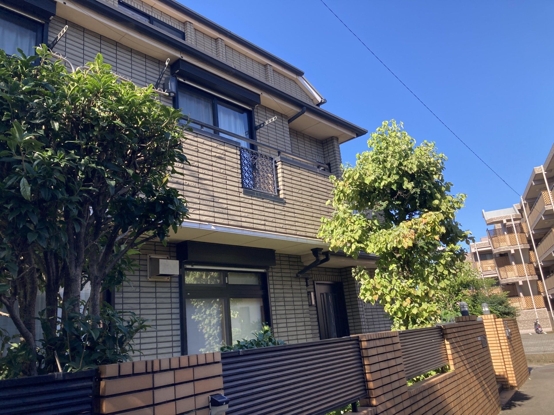 緑豊かな外観の建物