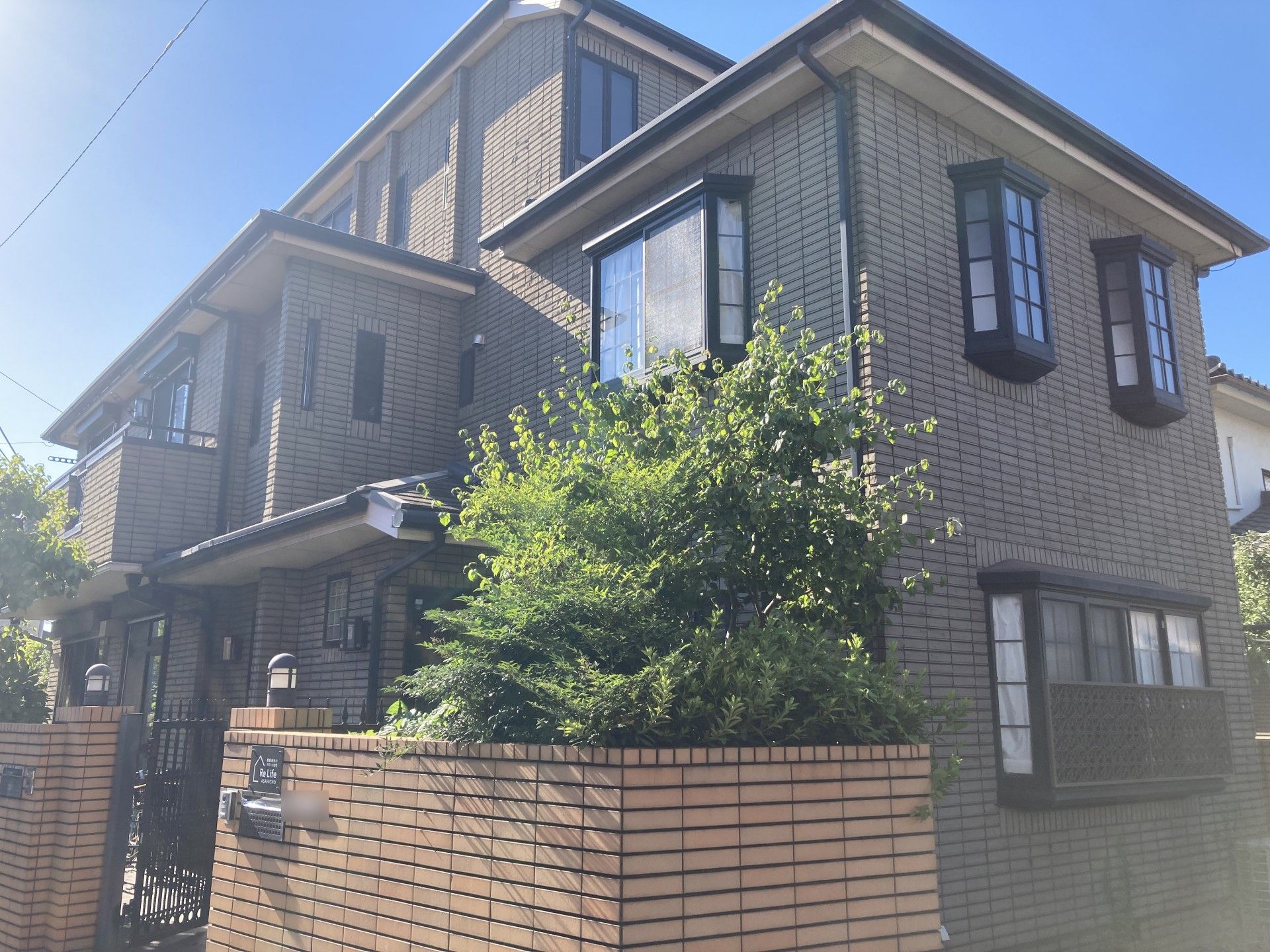 緑に囲まれた建物外観